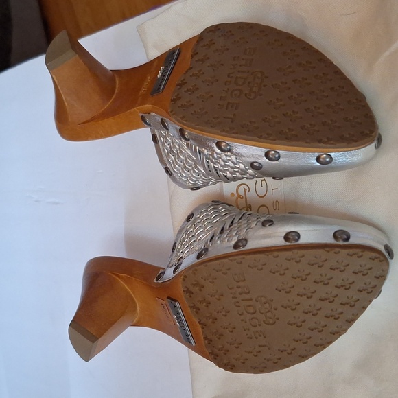 Bridget shuster wooden clog size 7 1/2 silver comes with dust bag - Picture 2 of 3